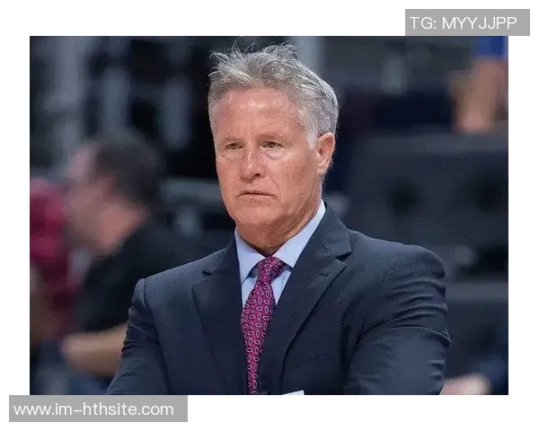 布朗强调需持续为A西蒙斯创造进攻空间其适应替补角色表现出色